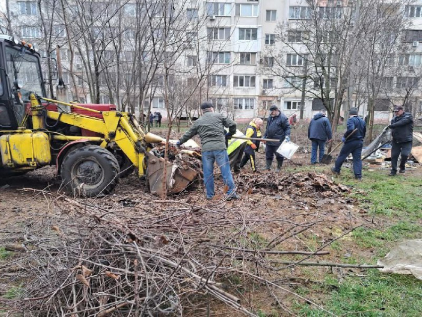 В Одессе коммунальщики и неравнодушные жители вместе избавились от свалки