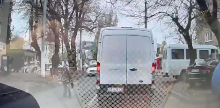 Мобилизованный одессит сбежал из автобуса ТЦК и попал под машину - видео