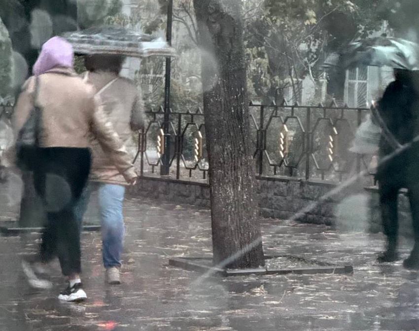 Красный уровень опасности в Одессе: ливень парализовал транспорт и школы