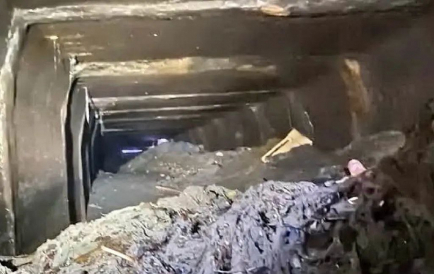 В Одессе боевой медик спустился в ливневую систему и доказал, что они забиты отходами