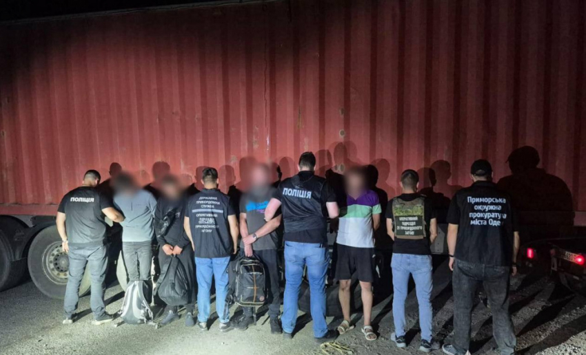 В Одесской области задержали фуру с уклонистами, спрятанными среди дров