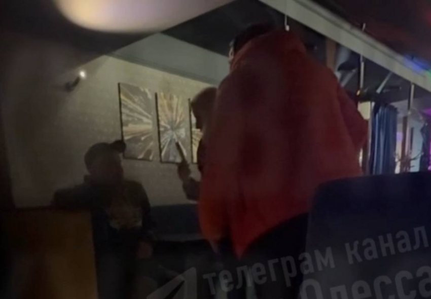 В Одессе сотрудница прокуратуры устроила грязный скандал с пожилым мужчиной