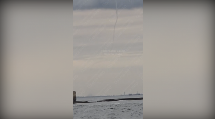 У побережья Одессы засняли водяной смерч