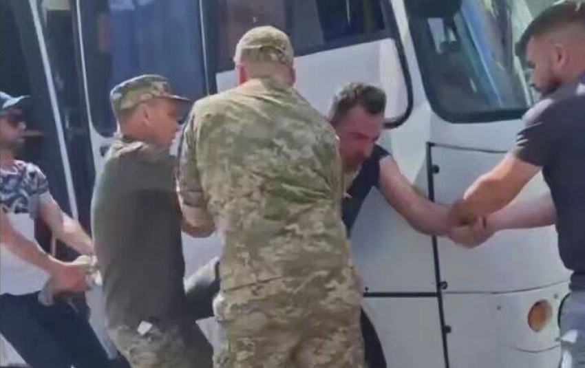 В Одессе сотрудники ТЦК прячутся у магазинов в гражданке