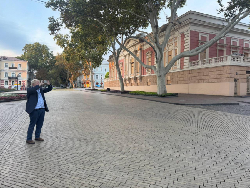 Борис Джонсон в Одессе пошутил у пушечного трофея о современном оружии для ВСУ