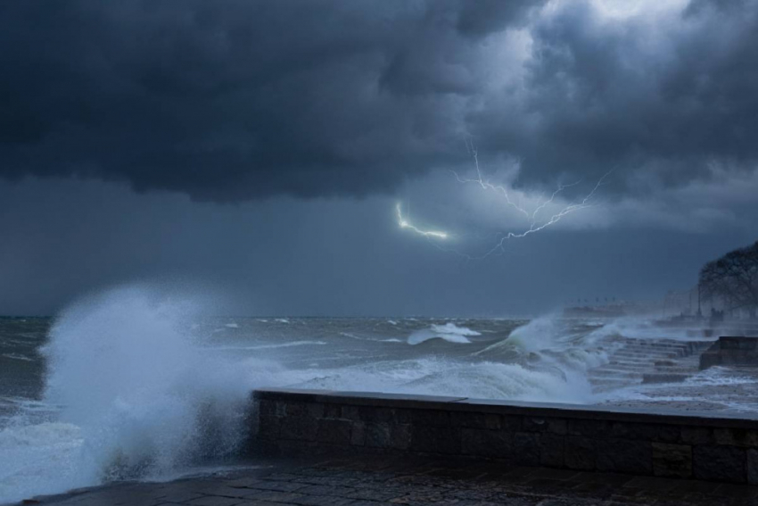 Волны-убийцы и смерч: в ближайшие сутки на Одессу обрушится шторм