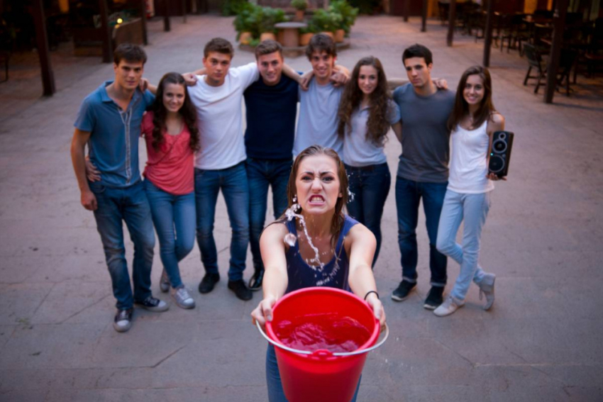 Женщина в Одессе окатила зумеров из ведра водой за русские песни