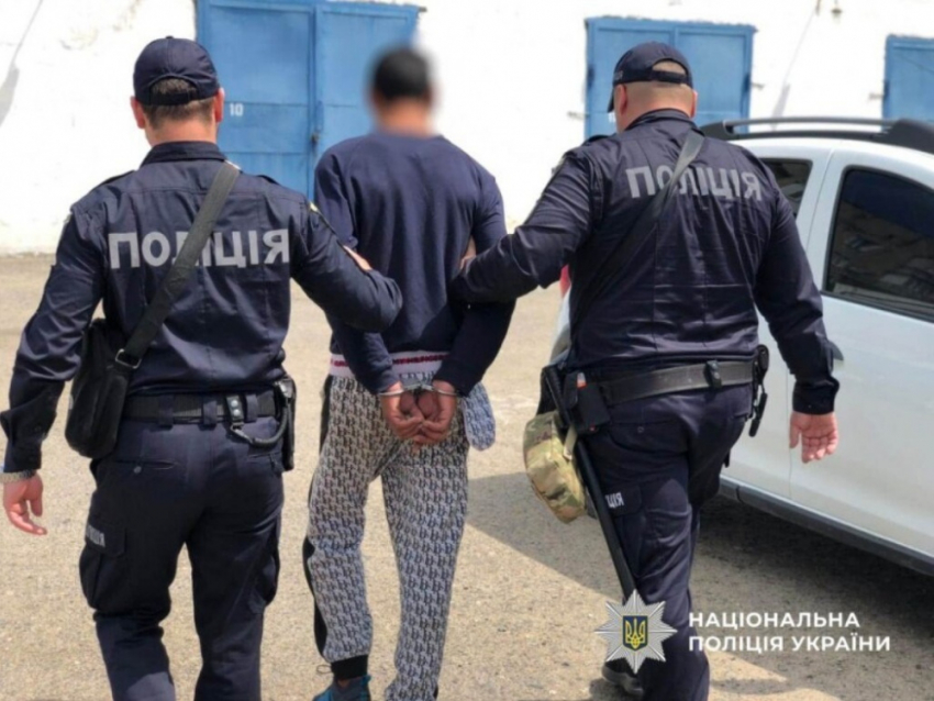 В Одесской области бомж избил и ограбил отдыхавшую женщину