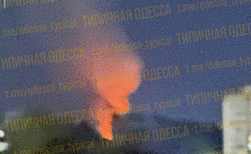 В Одессе после ночной тревоги загорелось нежилое здание