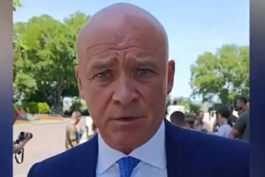 Офицер ВСУ создал петицию с призывом Зеленского лишить гражданства мэра Одессы