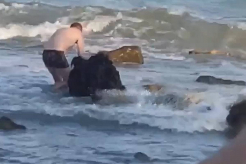 В Одессе мужчина хотел украсть мину, выброшенную на берег во время шторма