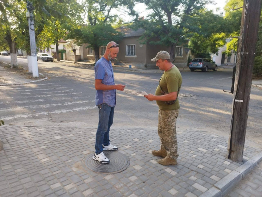 Военкомат вышел на улицы: в Одессе установили палатки для работы с призывниками