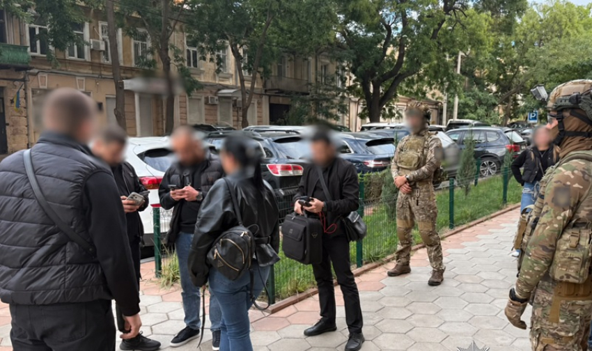 Инвалидность за 8500 долларов: одесситку заподозрили в организации побега мужчин из Украины
