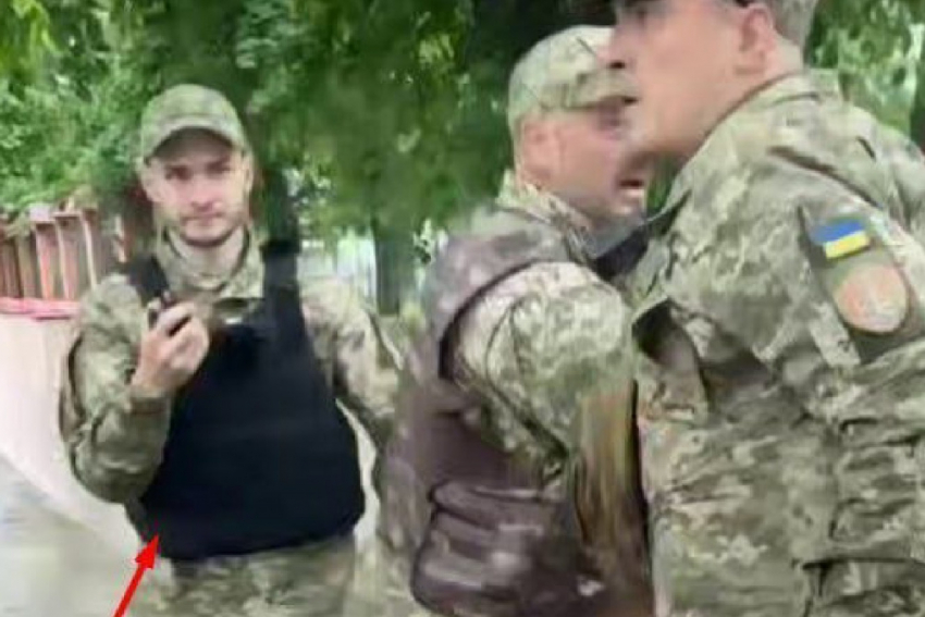 В Одессе сотрудник ТЦК оказался мастером по наращиванию ресниц