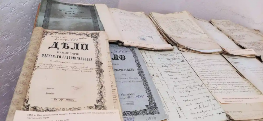 Миллионы страниц памяти: в Одесской области начали спасать уникальные архивы