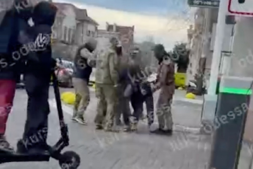 Сотрудники ТЦК в Одессе избили мужчину во время воздушной тревоги