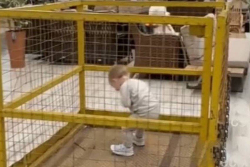 Появилось видео из магазина Одессы, где родители посадили ребенка в клетку
