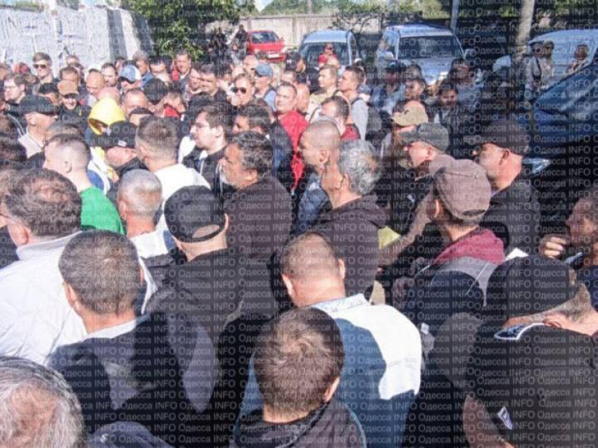 В Одессе образовалась огромная очередь в военкомат из полусотни украинцев