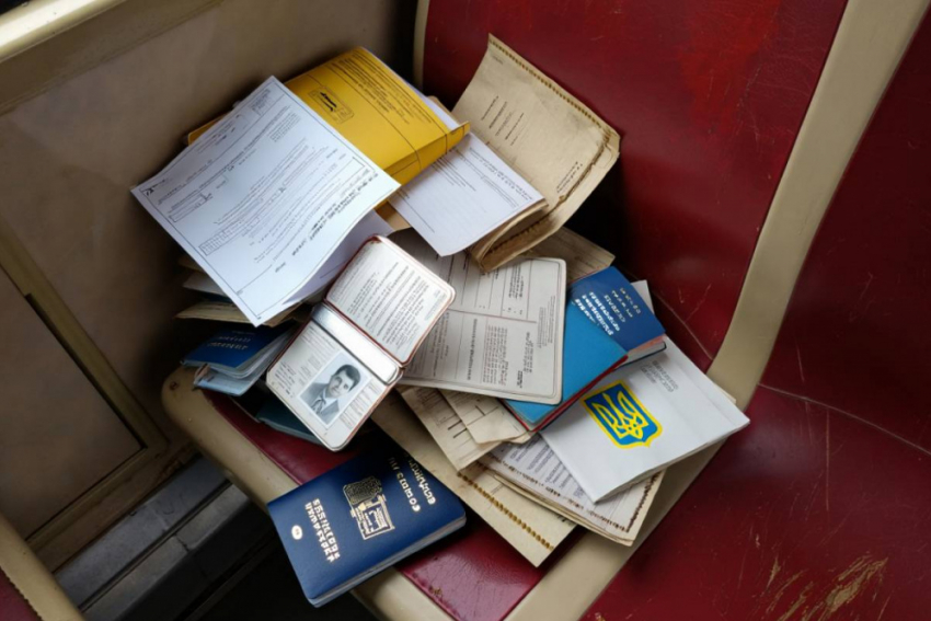 Огромную пачку личных документов граждан нашли в Одессе