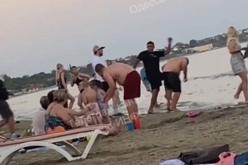 В Сети завирусилось видео жёсткого замеса на одесском пляже