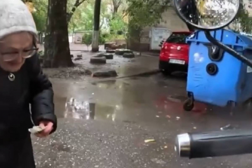 В Одессе курьер отдал свои чаевые бабушке, которая собирала бутылки – видео