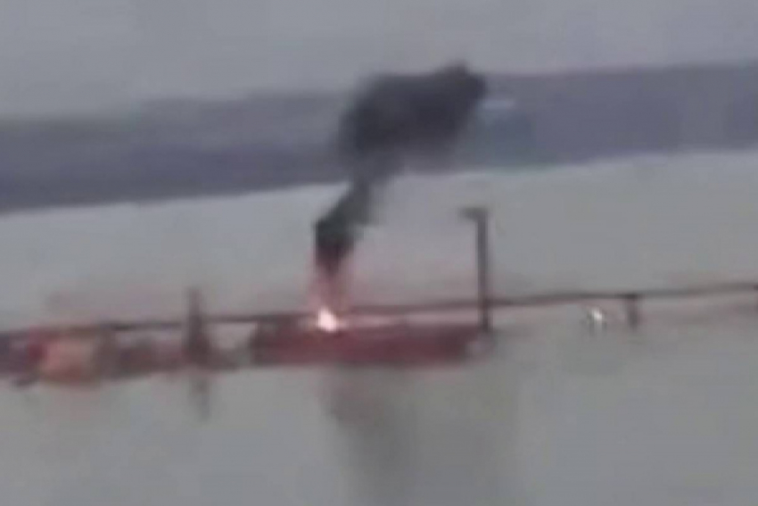 Поставки НАТО ушли на дно: дрон снял на видео удары авиабомб по мосту в одесской Затоке