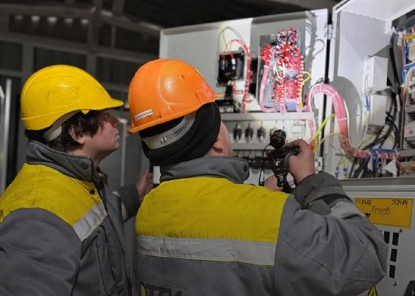 Одесситы устроили протест из-за отключений света: жители пришли к офису ДТЭК