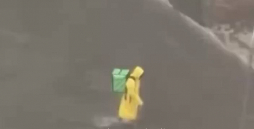 Бесстрашного доставщика заметили сегодня в Одессе — видео