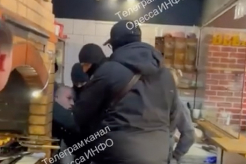 Сотрудники ТЦК в гражданской одежде похитили мужчину из кафе в Одессе