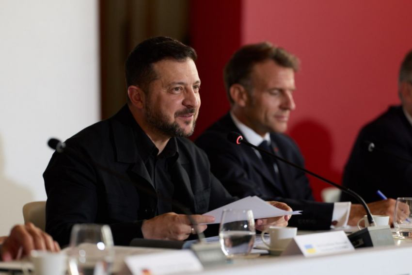 Экс-помощник Кучмы раскритиковал Зеленского за поездку в Париж вместо Одессы
