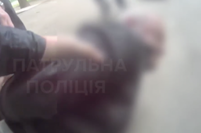В Одессе мужчина открыл стрельбу и бросил гранату на детскую площадку