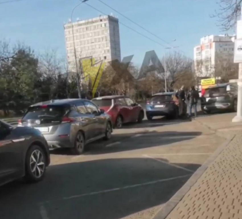 В Одессе водители по 15 часов стояли в очереди на зарядку электромобилей из-за блэкаута