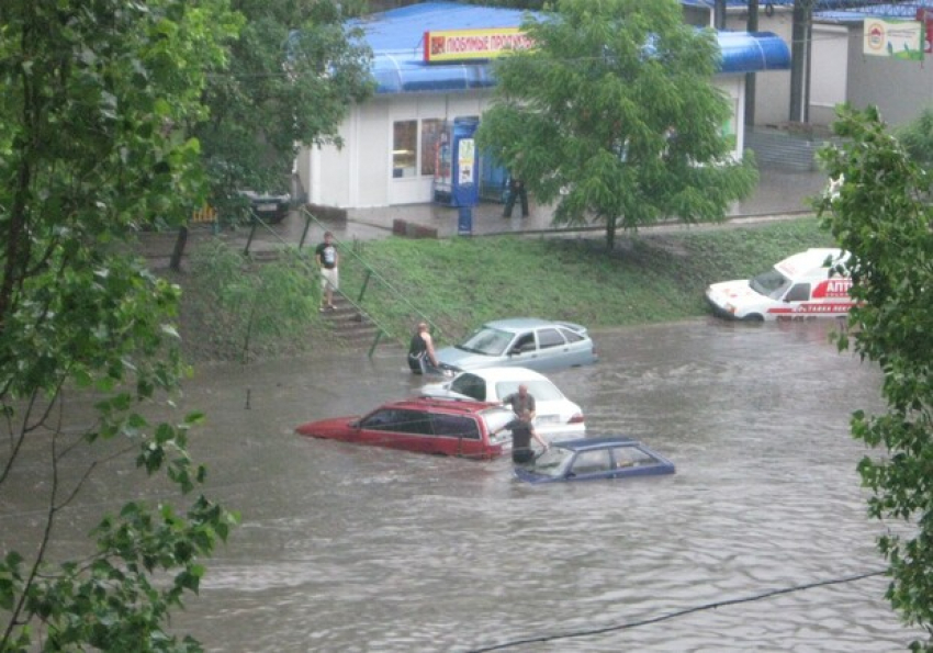 Под Одессой спасатели вытащили из воды машину с людьми