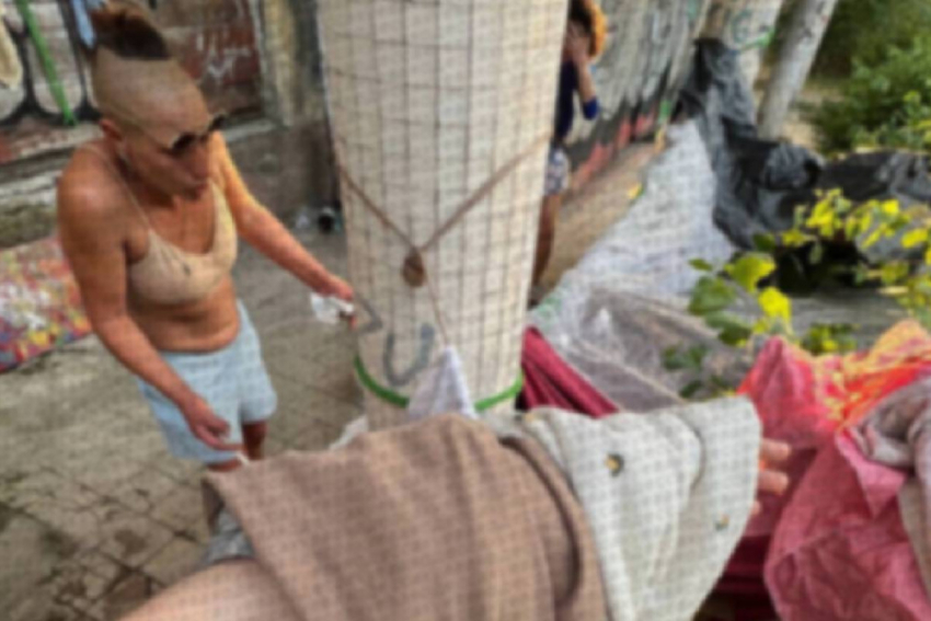 Два бездомных киперпанка обокрали «Золотые столбы» в Одессе 