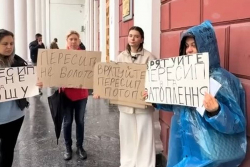 Жители вышли на акцию протеста к мэрии Одессы