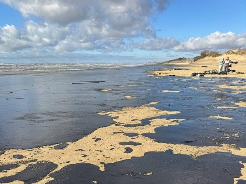 Мазут, попавший в Черное море, уже приближается к Одессе