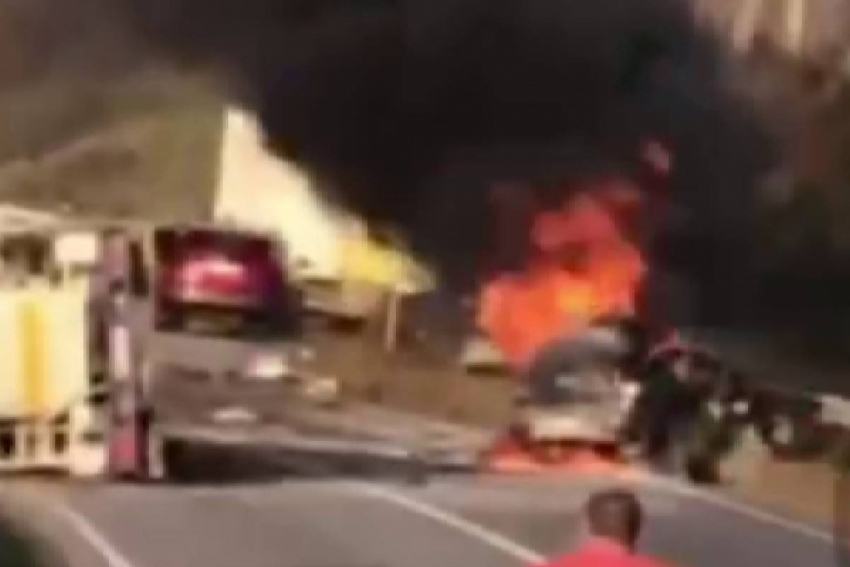 Два человека сгорели заживо в ДТП с бензовозом в Одесской области – видео