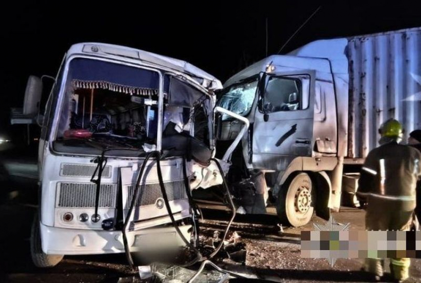 Мужчина пострадал при столкновении большегруза и пассажирского автобуса на трассе в Одесской области