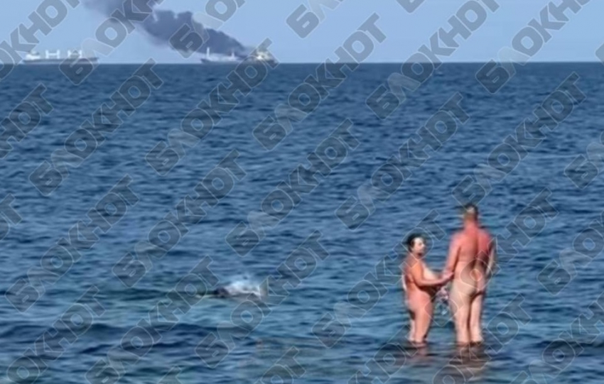 В Одессе туристы устроили голую фотосессию на фоне горящего сухогруза