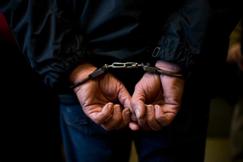 Одессит получил 5,5 лет тюрьмы за секс с падчерицей, родившей от него ребёнка