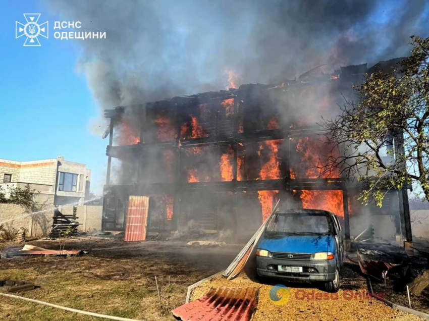 В Одесском районе масштабный пожар уничтожил здание и машину   