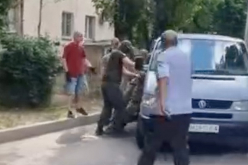 В Одессе шестеро военкомов мобилизовали мужчину в одних трусах