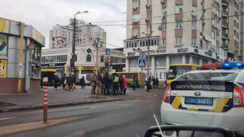 В Одессе на рынке нашли десятки тонн гуманитарной помощи для ВСУ