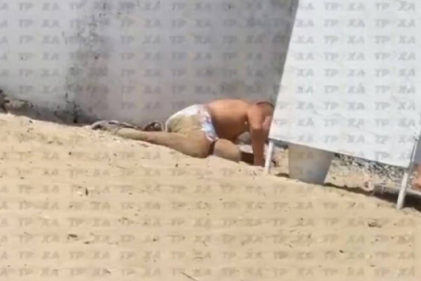 Мужчина подглядывал в женские раздевалки на пляже в Одессе - видео