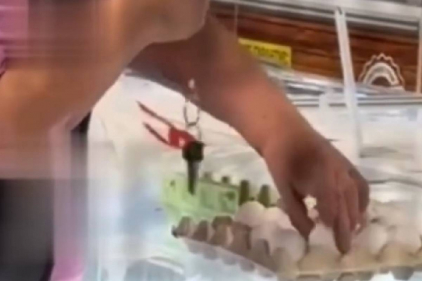 В Одессе пенсионерка научилась выбирать свежие яйца в магазине с помощью магии