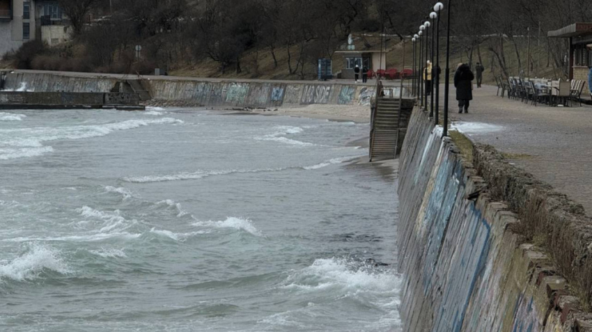 Сильный шторм уничтожил одесский пляж и оголил бетонные руины