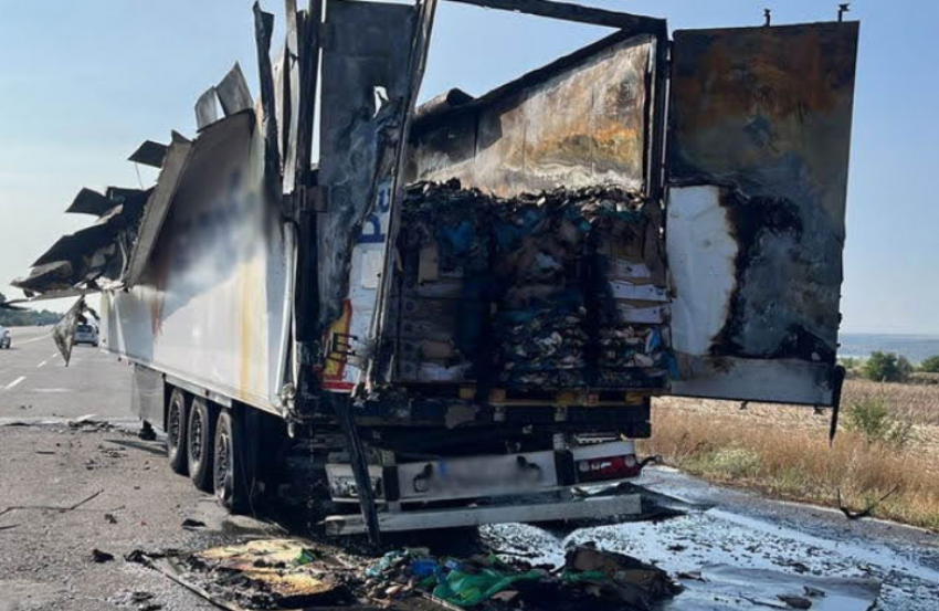 Под Одессой столкнулись и загорелись две фуры