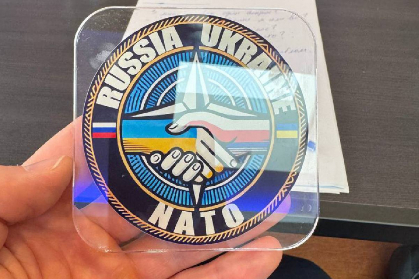 «Союз России, Украины и НАТО»: нардеп из Одессы показал знак форума в Британии