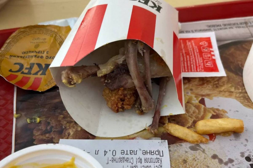 «Черная курица, сырое мясо»: одесситы пожаловались на отравления в ресторане KFC