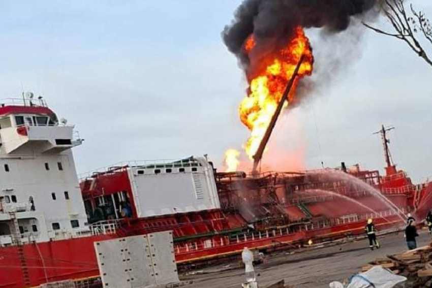 После атаки ВС РФ вторые сутки полыхает газовый танкер в порту Измаила